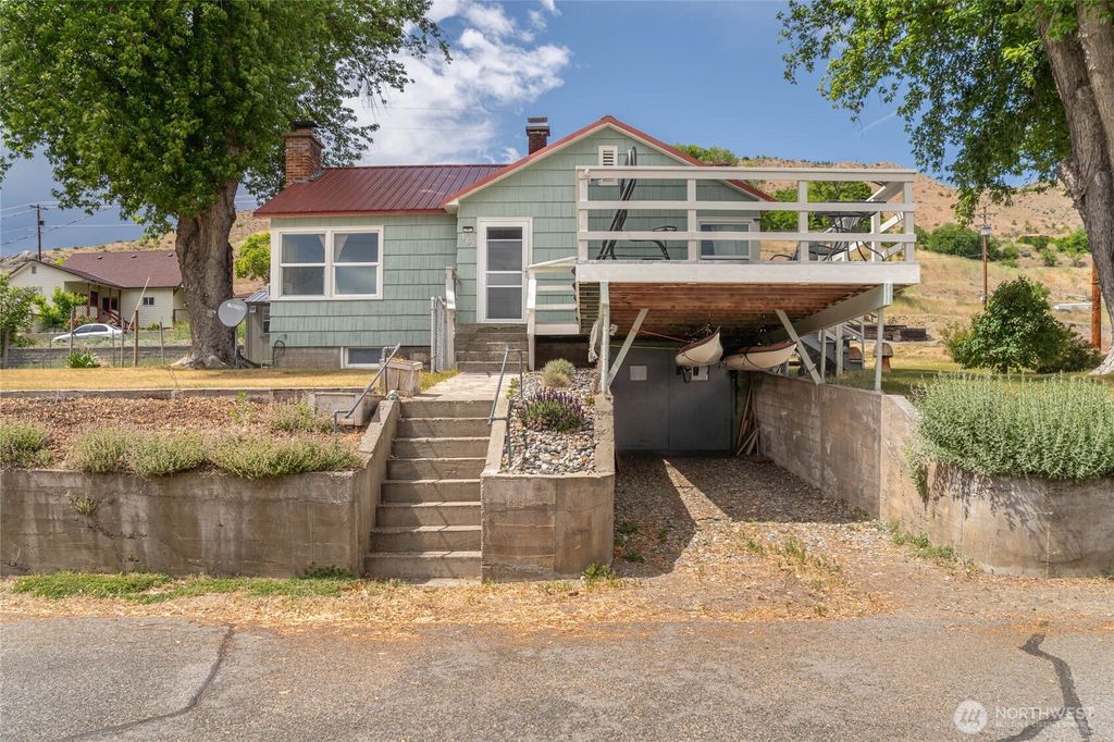 Photo of 462 Beach Street, Pateros, WA 98846 (MLS # 2528499)