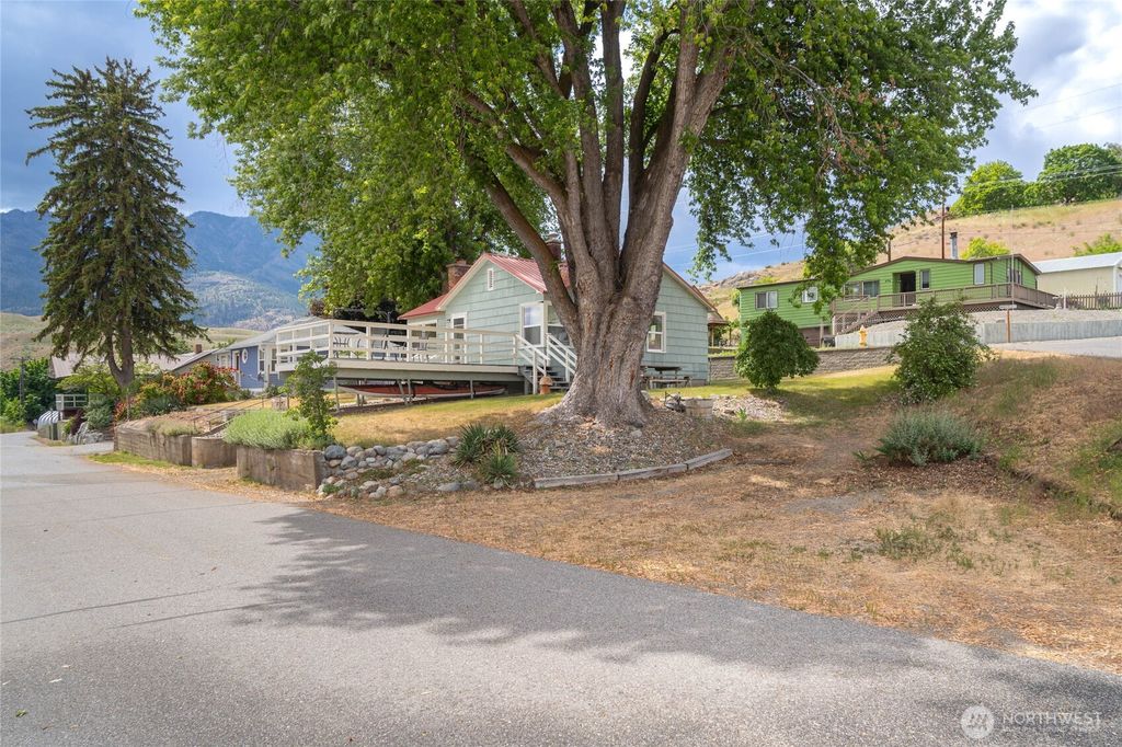 Photo of 462 Beach Street, Pateros, WA 98846 (MLS # 2528499)