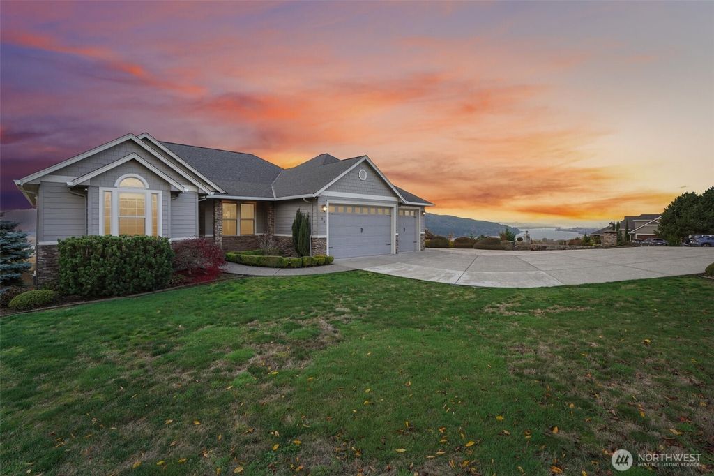 Photo of 49 Essex Drive, Kelso, WA 98626 (MLS # 2482084)