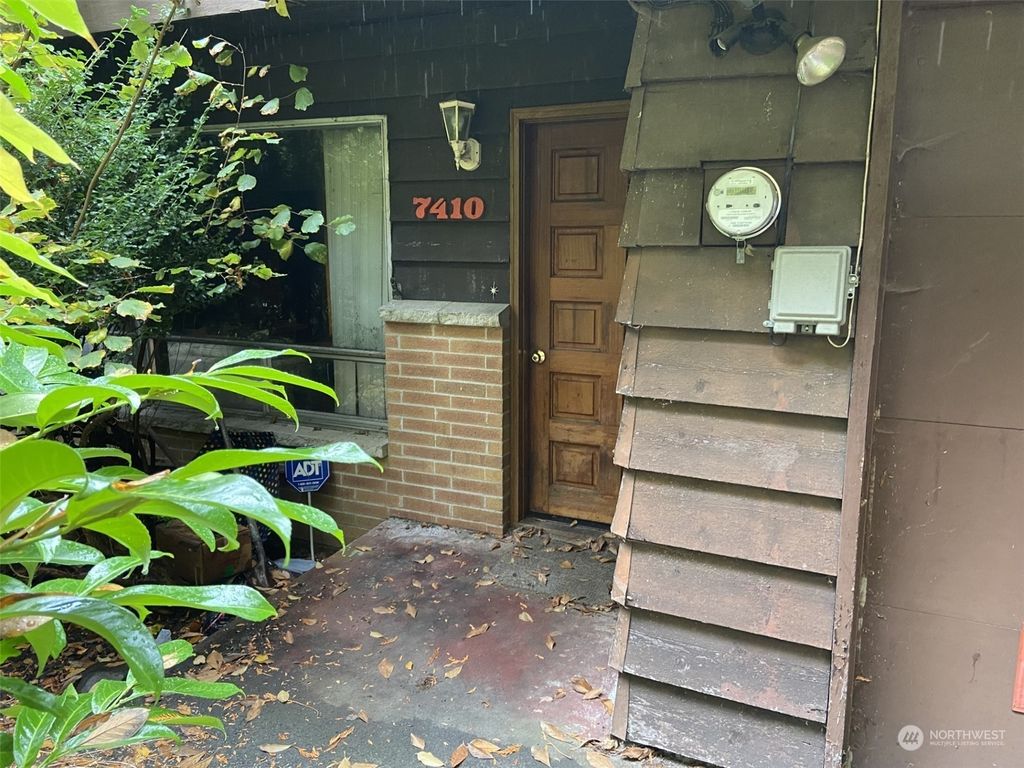 Photo of 7410 NE 169th Street, Kenmore, WA 98028 (MLS # 2312801)
