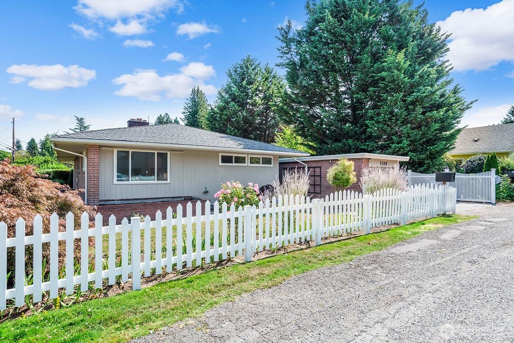 Photo of 7302 Bowlyn Place S, Seattle, WA 98118 (MLS # 2427879)