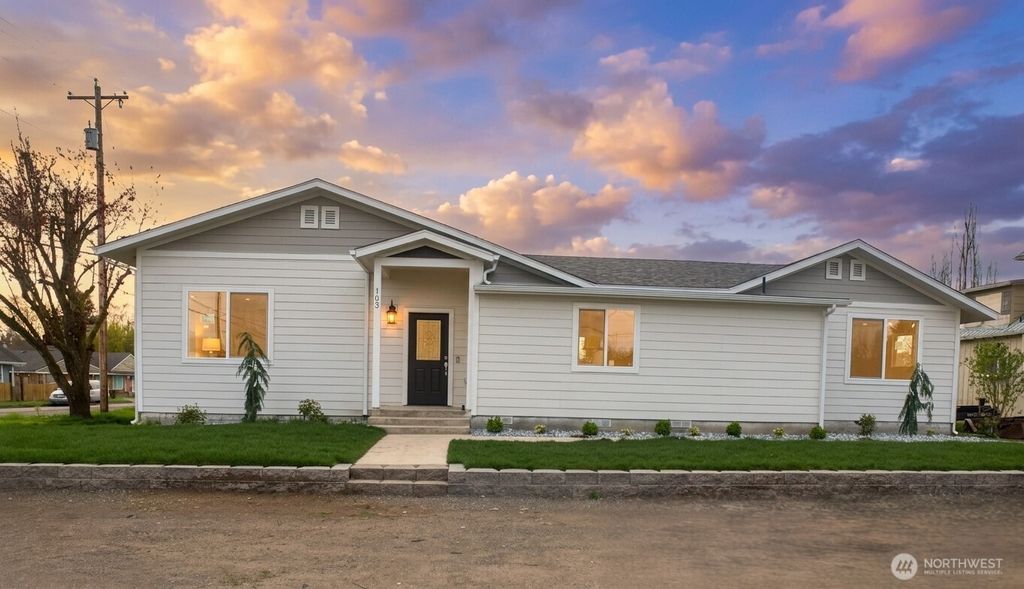 Photo of 703 M Street, Centralia, WA 98531 (MLS # 2505075)