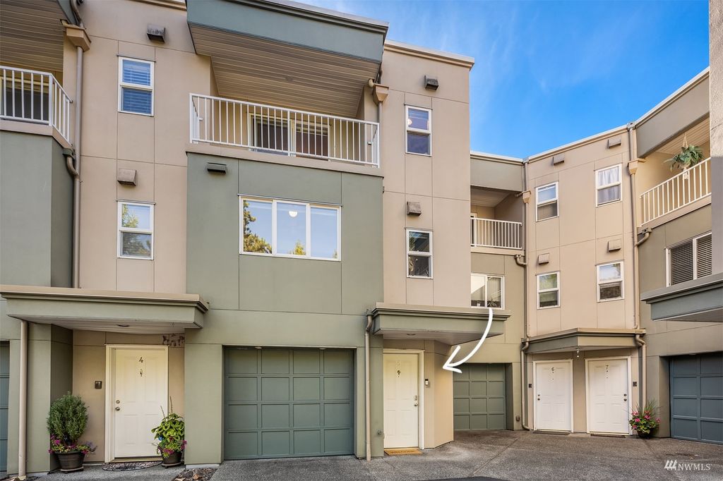 Photo of 140 W Sunset Way #5, Issaquah, WA 98027 (MLS # 1994926)