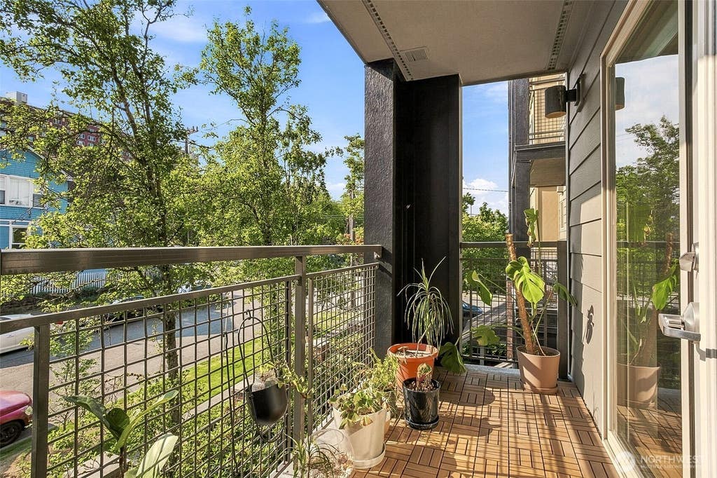 Photo of 412 11th Avenue #303, Seattle, WA 98122 (MLS # 2565056)