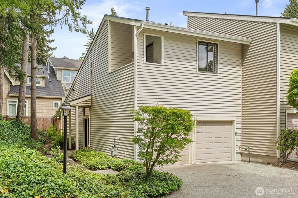 Photo of 1400 Bellevue Way SE #1, Bellevue, WA 98004 (MLS # 2520599)