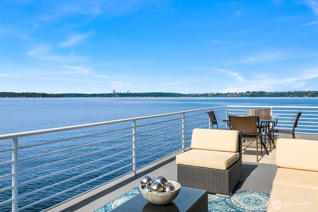 Photo of 733 Lake Street S #111, Kirkland, WA 98033 (MLS # 2404071)
