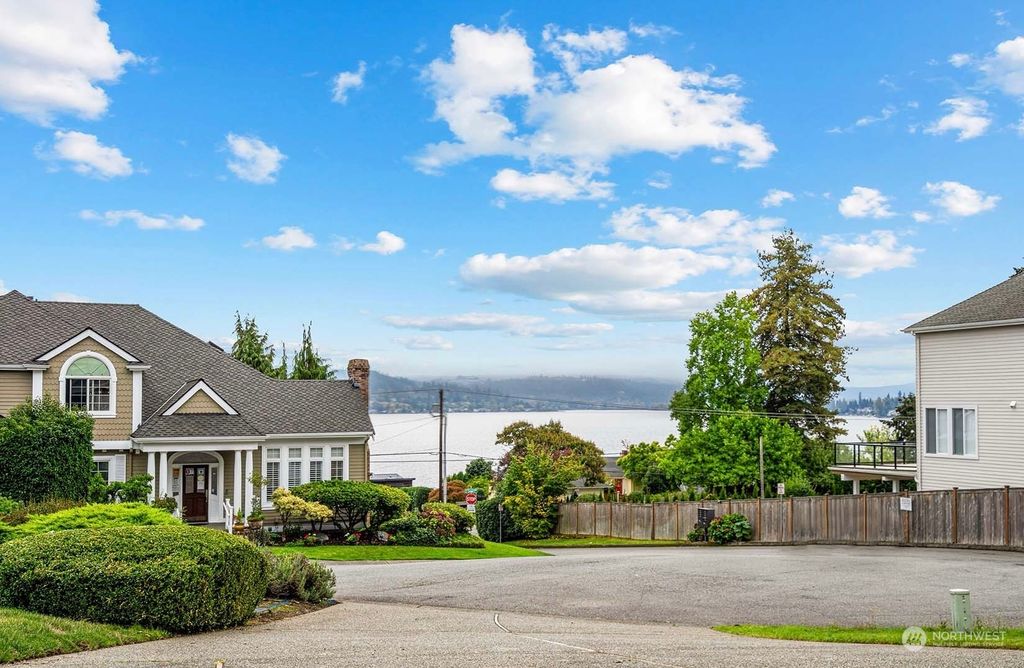 Photo of 17106 SE 29th Place Pl, Bellevue, WA 98008 (MLS # 2300932)