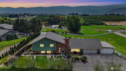 Photo of 2716 8th Street NE, East Wenatchee, WA 98802 (MLS # 2432596)