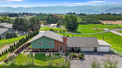Photo of 2716 8th Street NE, East Wenatchee, WA 98802 (MLS # 2432596)