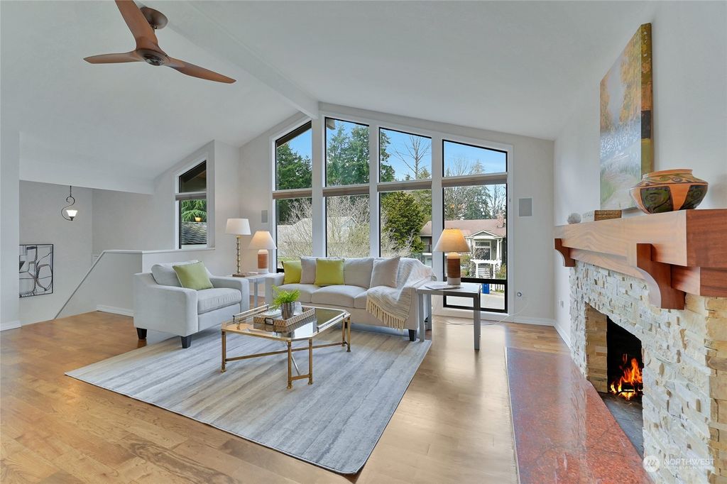 Photo of 11623 NE 103rd Place, Kirkland, WA 98033 (MLS # 2052004)