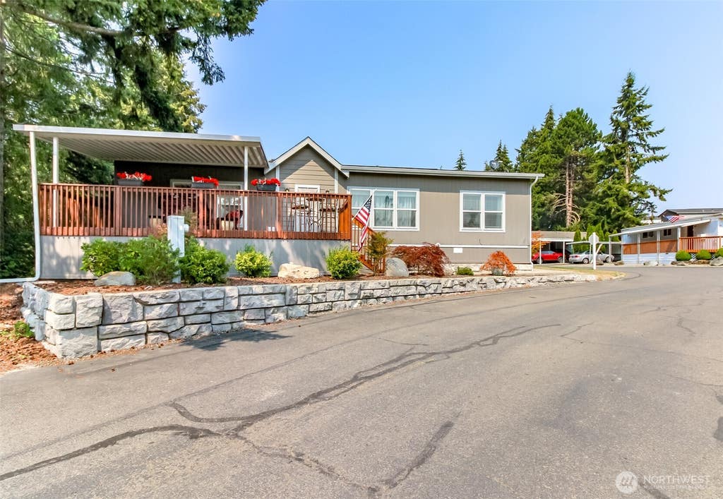 Photo of 2101 S 324th Street #215, Federal Way, WA 98003 (MLS # 2562256)