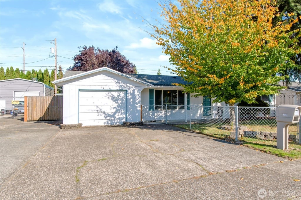 Photo of 359 Douglas St ST, Longview, WA 98632 (MLS # 2593111)
