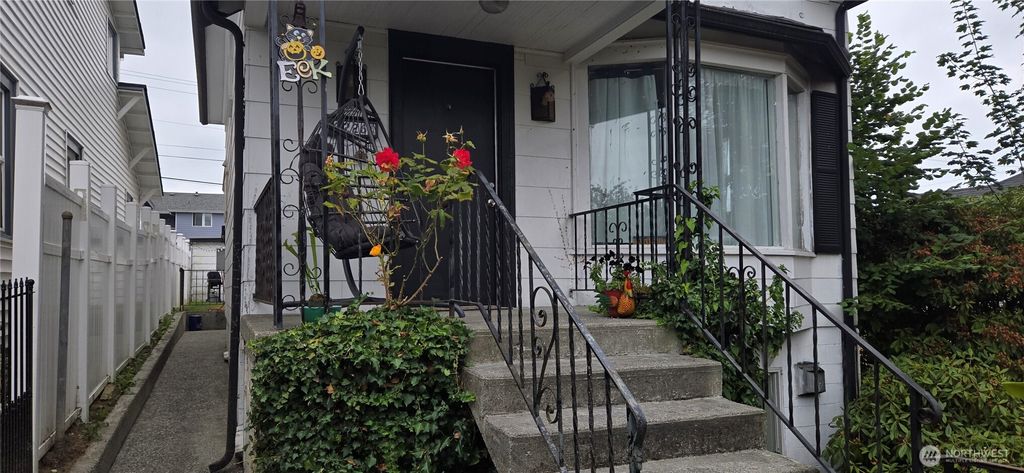 Photo of 3226 Oakes Avenue, Everett, WA 98201 (MLS # 2424495)