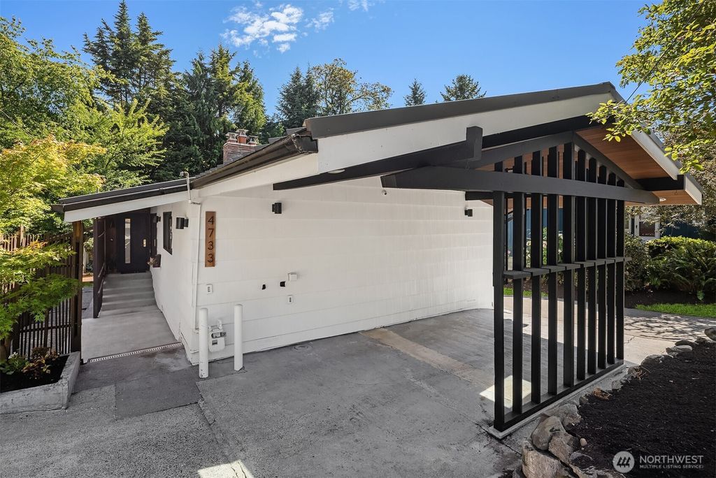 Photo of 4733 NE 55th Street, Seattle, WA 98105 (MLS # 2378114)