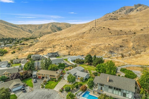 Photo of 1920 Emerald Place, Wenatchee, WA 98801 (MLS # 2582531)