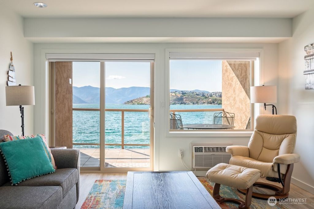 Photo of 322 W Woodin Avenue #526, Chelan, WA 98816 (MLS # 2513404)