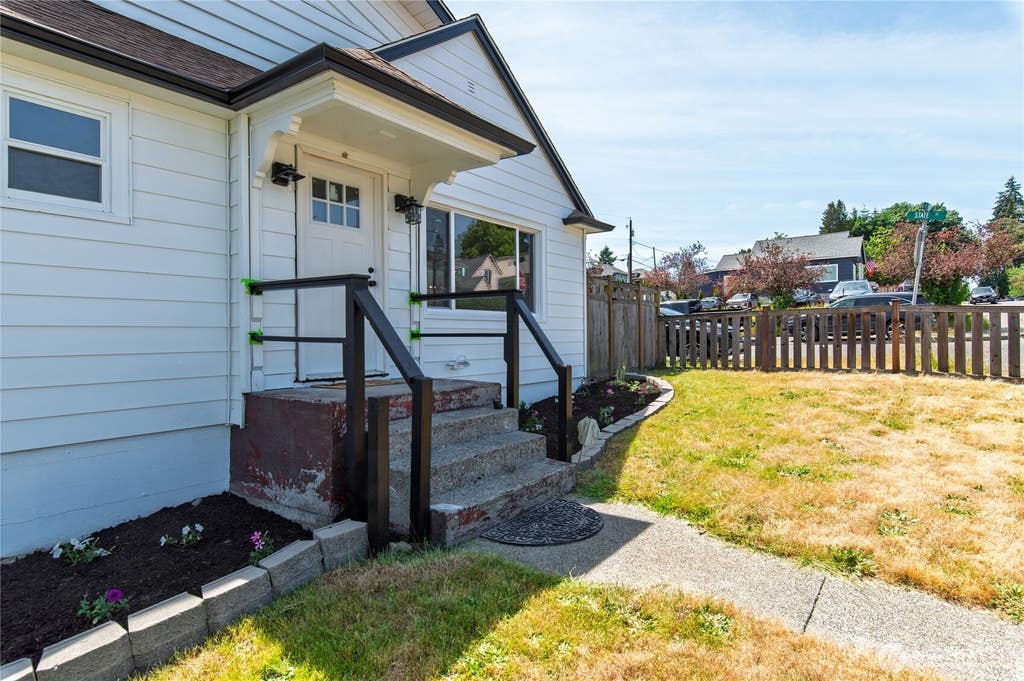 Photo of 1231 4th Street, Bremerton, WA 98337 (MLS # 2534682)