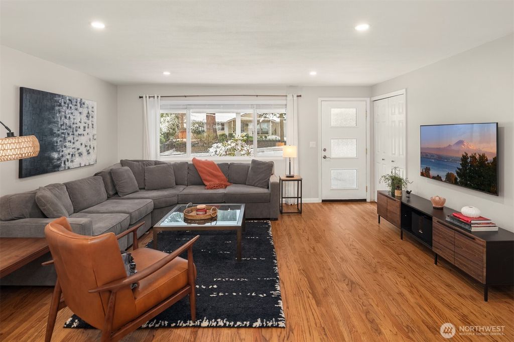 Photo of 13780 NE 76th Place, Redmond, WA 98052 (MLS # 2492931)