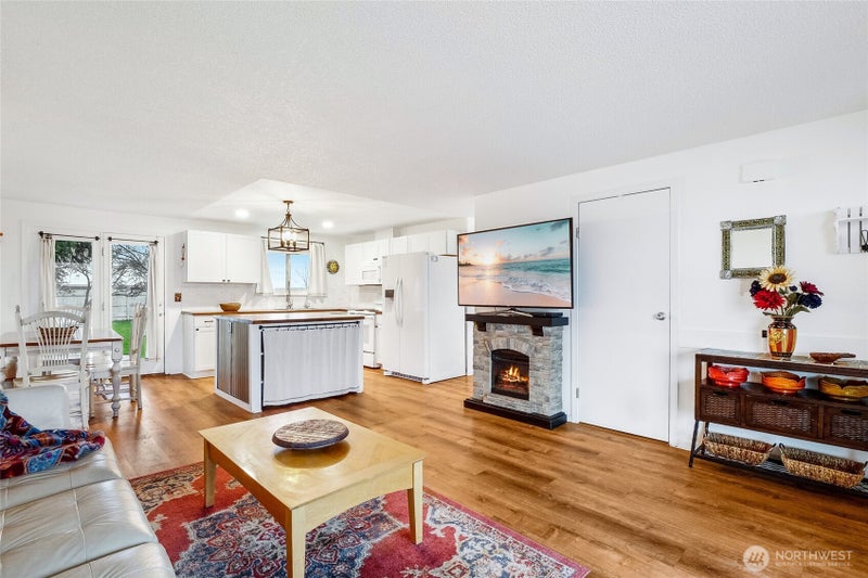 326 W 8th St