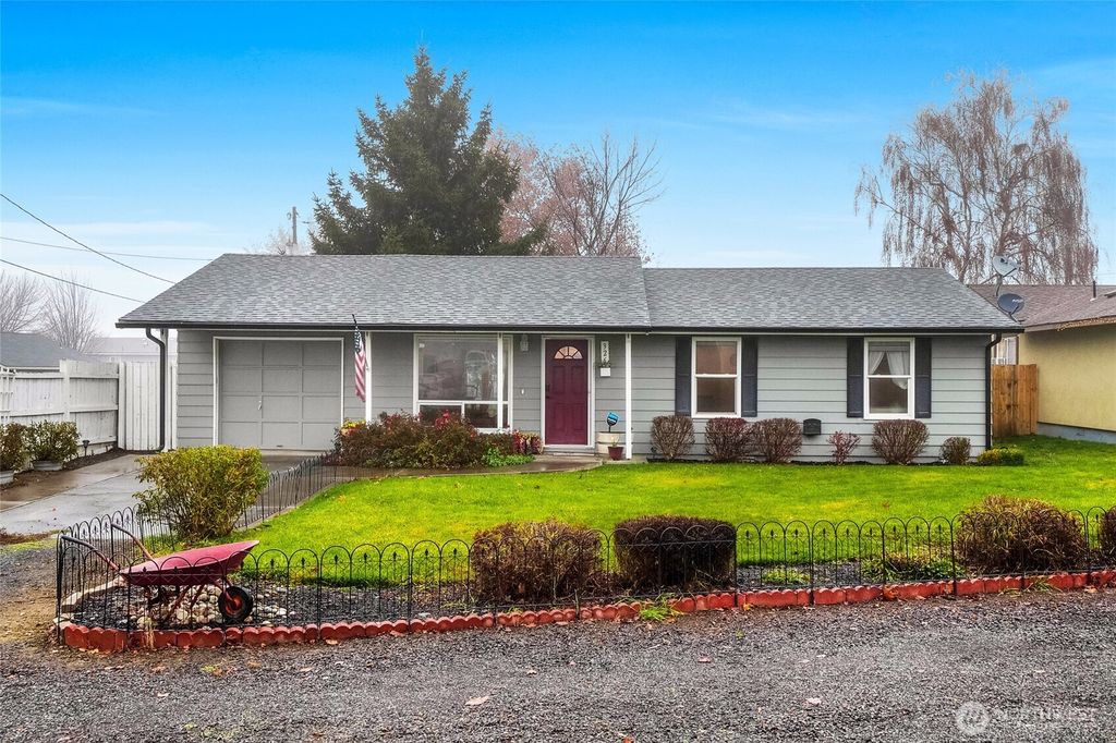 Photo of 326 W 8th St St, Warden, WA 98857 (MLS # 2459671)