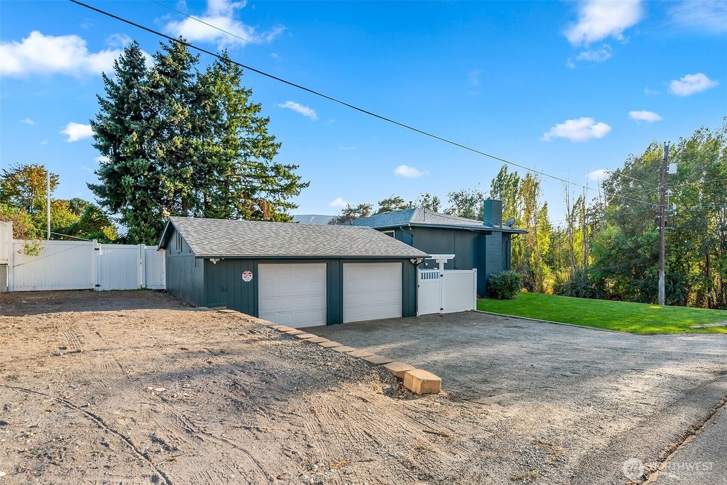 Photo of 421 N Colorado ave Ave, East Wenatchee, WA 98802 (MLS # 2443665)