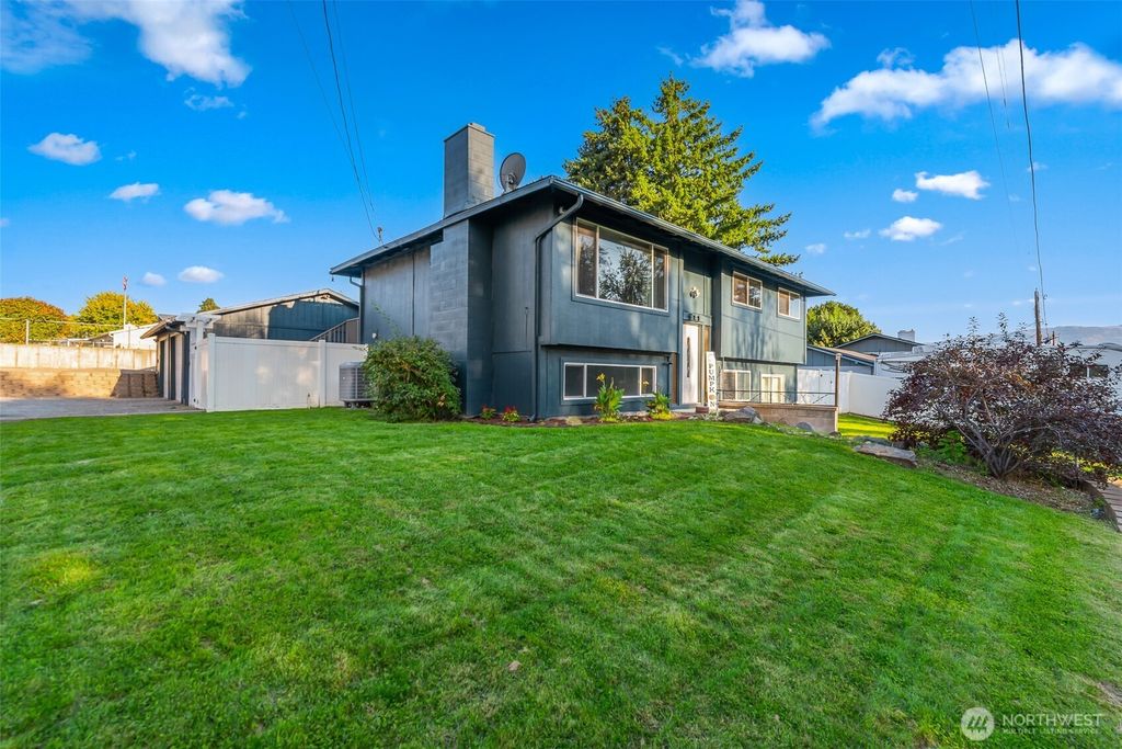 Photo of 421 N Colorado ave Ave, East Wenatchee, WA 98802 (MLS # 2443665)