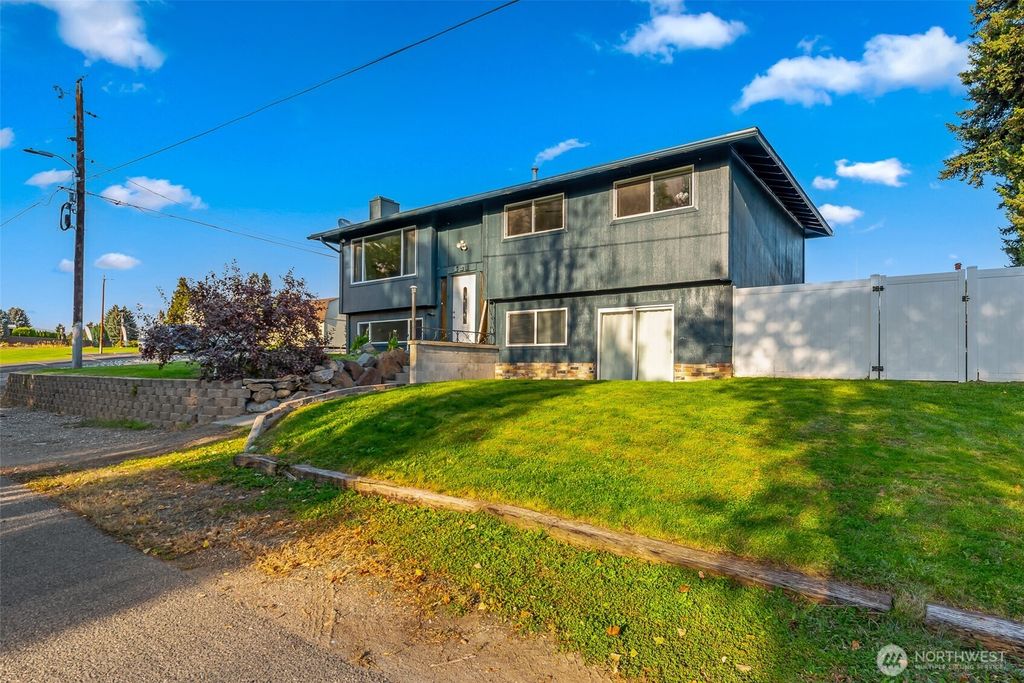 Photo of 421 N Colorado ave Ave, East Wenatchee, WA 98802 (MLS # 2443665)