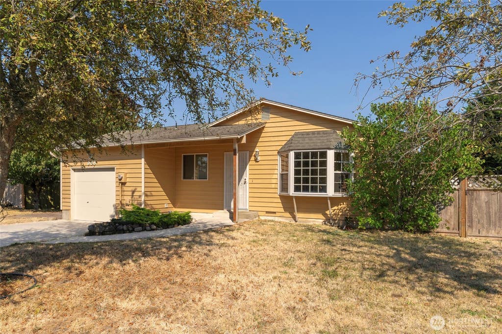 Photo of 988 Ridgeway Drive, Oak Harbor, WA 98277 (MLS # 2573965)