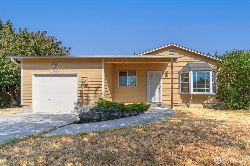 Photo of 988 Ridgeway Drive, Oak Harbor, WA 98277 (MLS # 2573965)