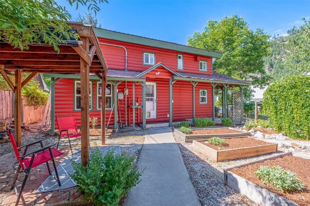 Photo of 210 Prospect St ST, Leavenworth, WA 98826 (MLS # 2550239)
