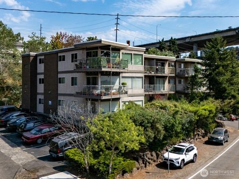 Photo of 401 NE 40th Street, Seattle, WA 98105 (MLS # 2433143)