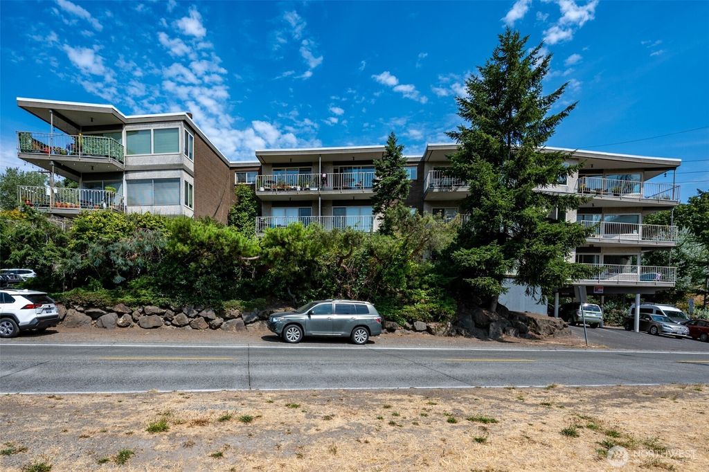 Photo of 401 NE 40th Street, Seattle, WA 98105 (MLS # 2433143)