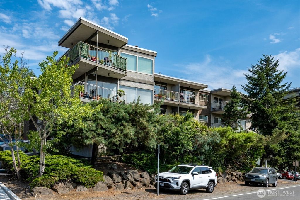Photo of 401 NE 40th Street, Seattle, WA 98105 (MLS # 2433143)