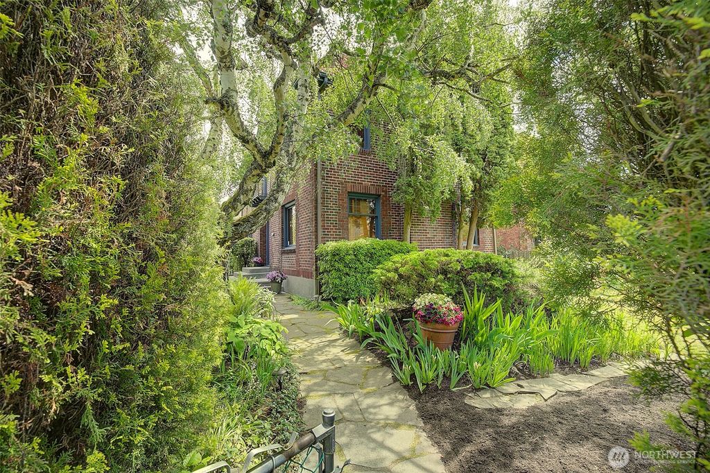 Photo of 4132 Burke Avenue N, Seattle, WA 98103 (MLS # 2373677)