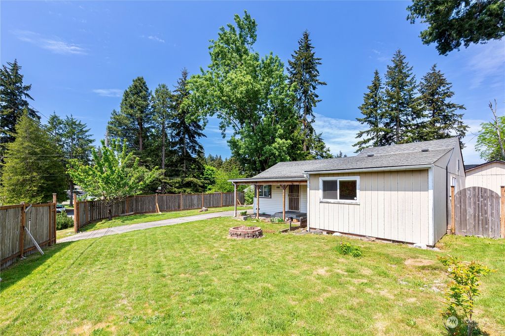Photo of 1102 NE Serpentine Place, Shoreline, WA 98155 (MLS # 2070995)