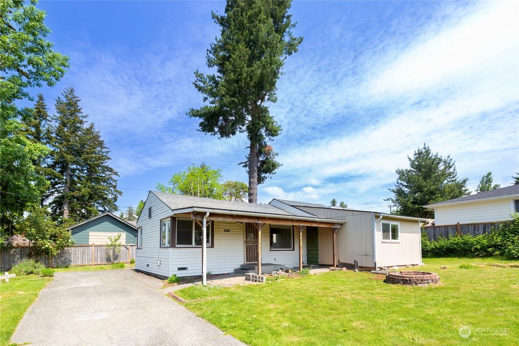 Photo of 1102 NE Serpentine Place, Shoreline, WA 98155 (MLS # 2070995)