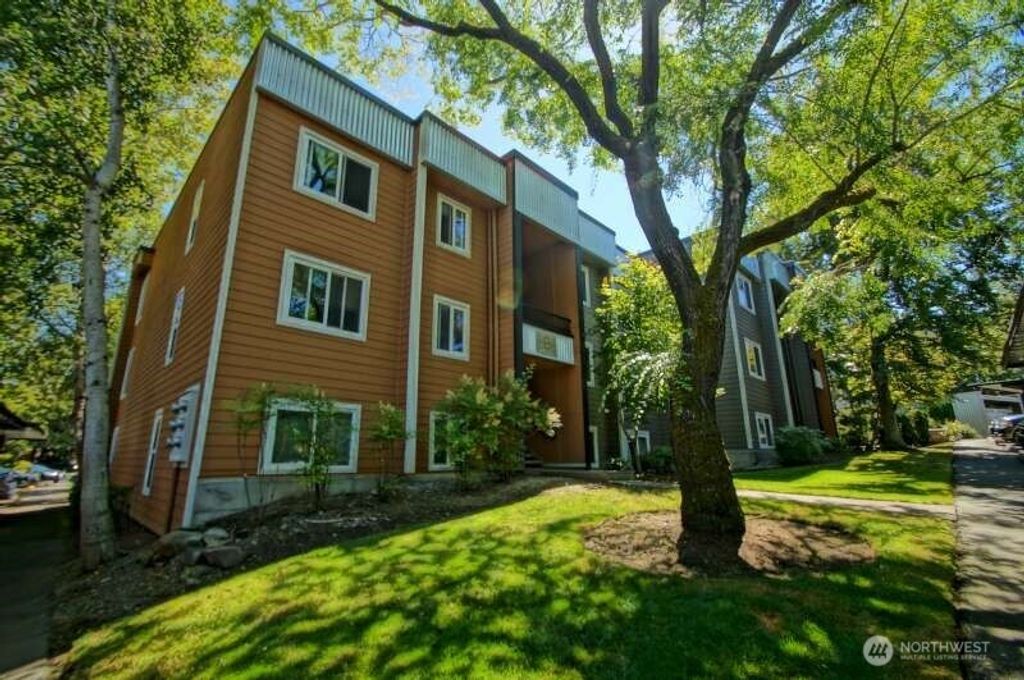 Photo of 718 Kirkland Circle #B302, Kirkland, WA 98033 (MLS # 2490122)