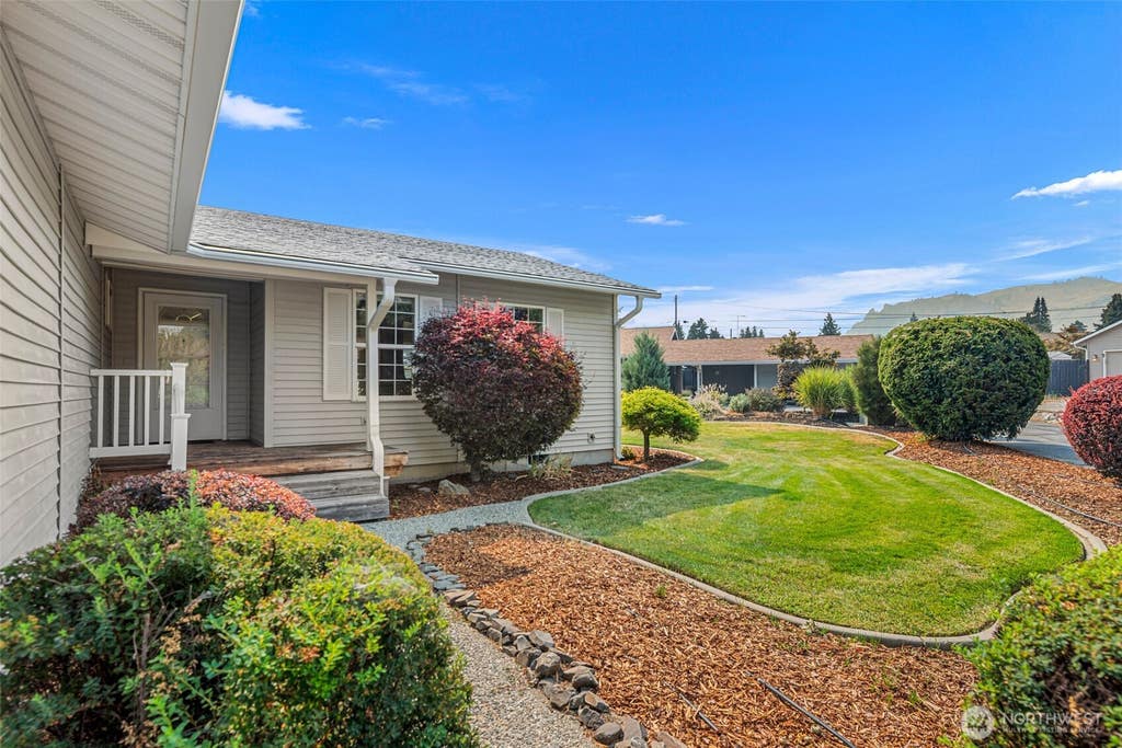 Photo of 1113 Orchard Avenue, Wenatchee, WA 98801 (MLS # 2569174)