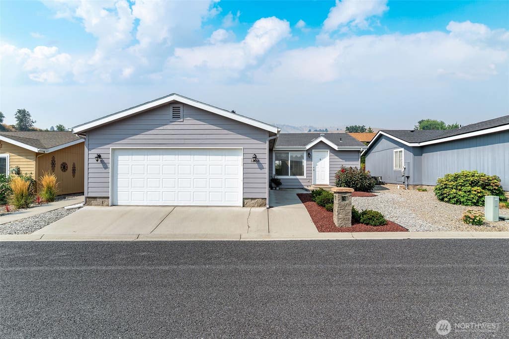 Photo of 1228 Hill Street, Wenatchee, WA 98801 (MLS # 2573959)