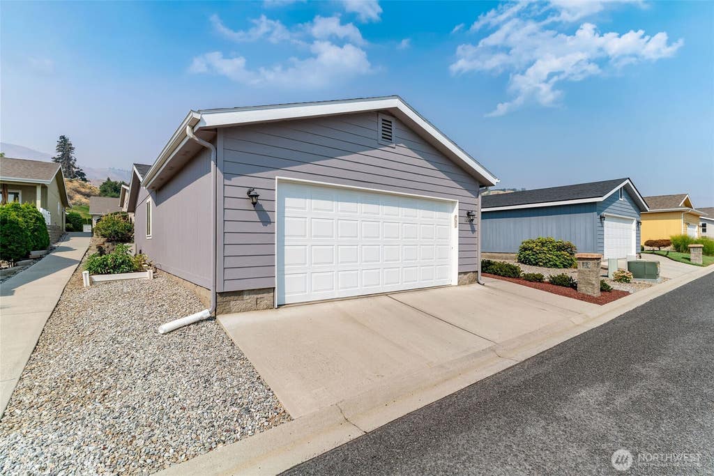 Photo of 1228 Hill Street, Wenatchee, WA 98801 (MLS # 2573959)
