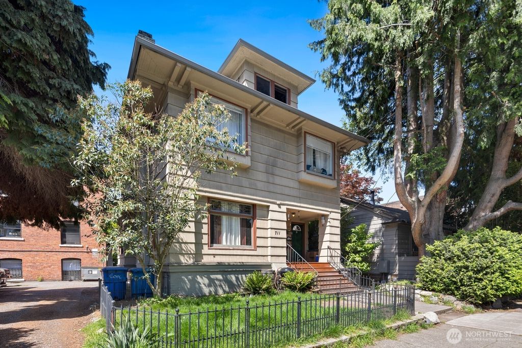 Photo of 711 Summit Avenue E, Seattle, WA 98102 (MLS # 2369947)