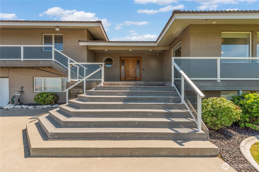 Photo of 3131 35th Street NE, East Wenatchee, WA 98802 (MLS # 2574357)