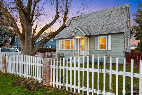 Photo of 1013 Amherst Avenue, Wenatchee, WA 98801 (MLS # 2469784)