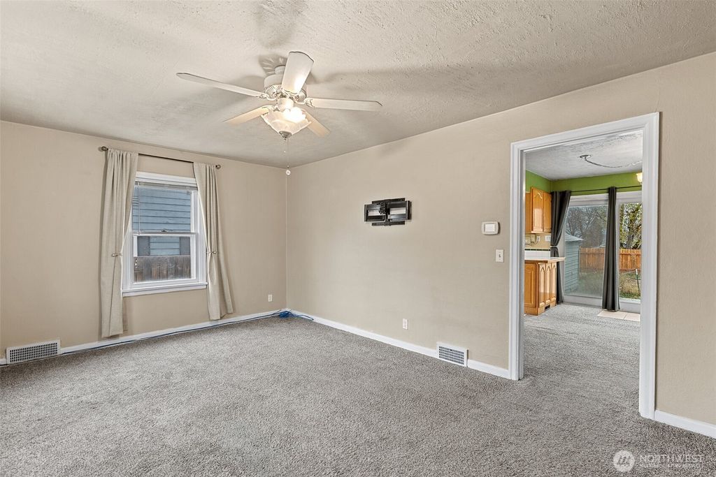 Photo of 1013 Amherst Avenue, Wenatchee, WA 98801 (MLS # 2469784)