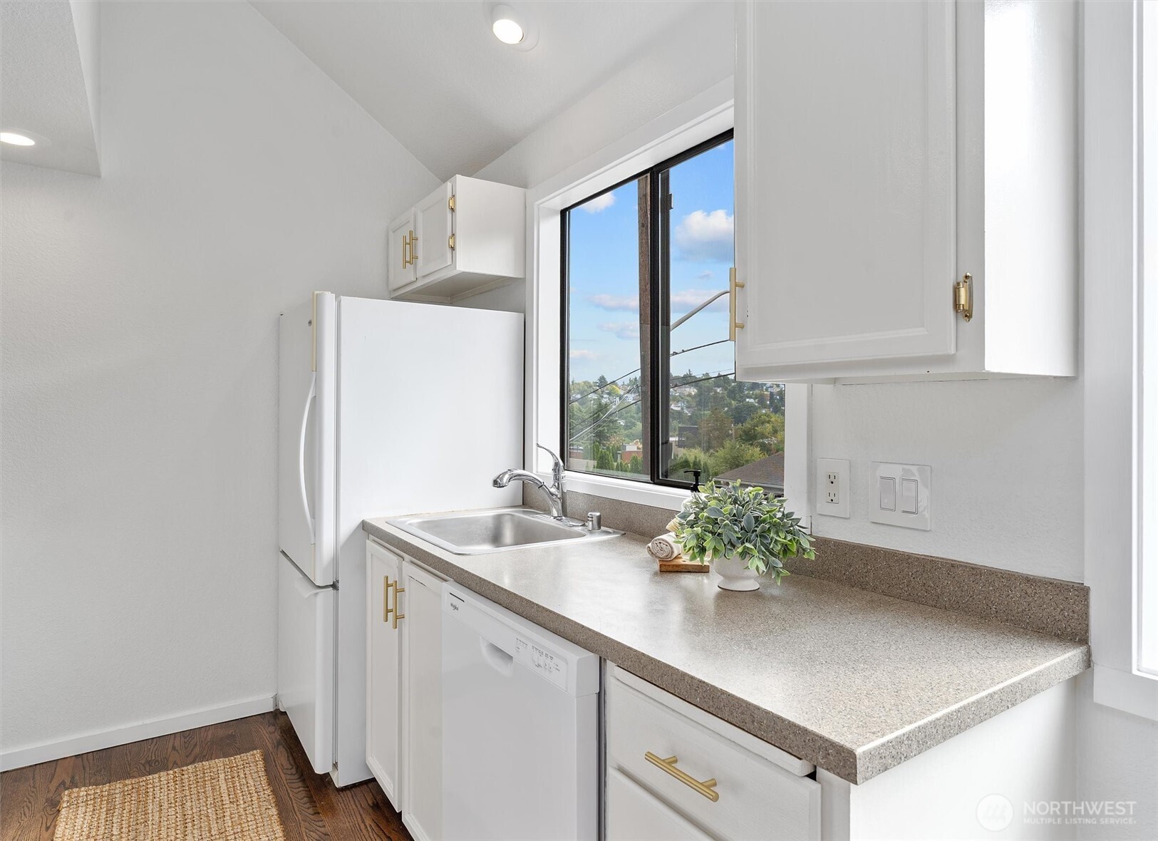 Seattle, Washington 98112, United States, 2 Bedrooms Bedrooms, ,2 BathroomsBathrooms,Residential,Active,203939