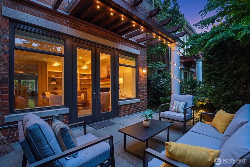 Photo of 719 Harvard Avenue E, Seattle, WA 98102 (MLS # 2579691)