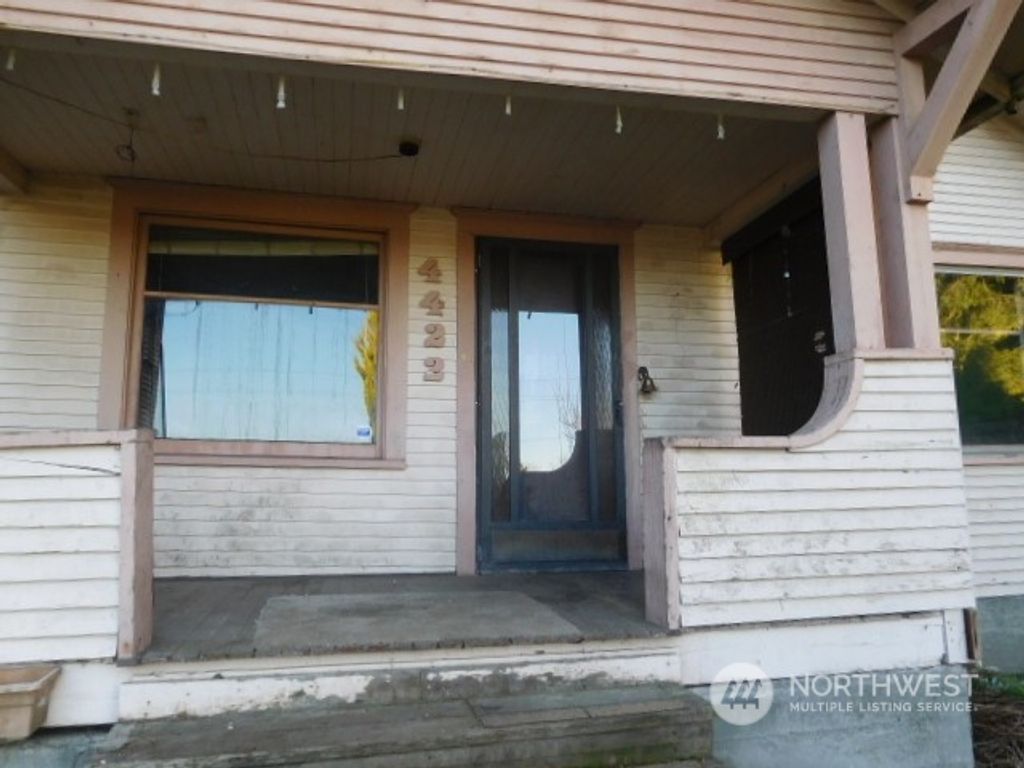 Photo of 4422 S 4th Avenue, Everett, WA 98203 (MLS # 2325131)