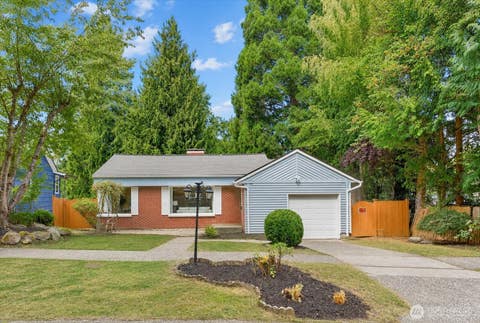 Photo of 4076 NE 87th Street, Seattle, WA 98115 (MLS # 2573334)