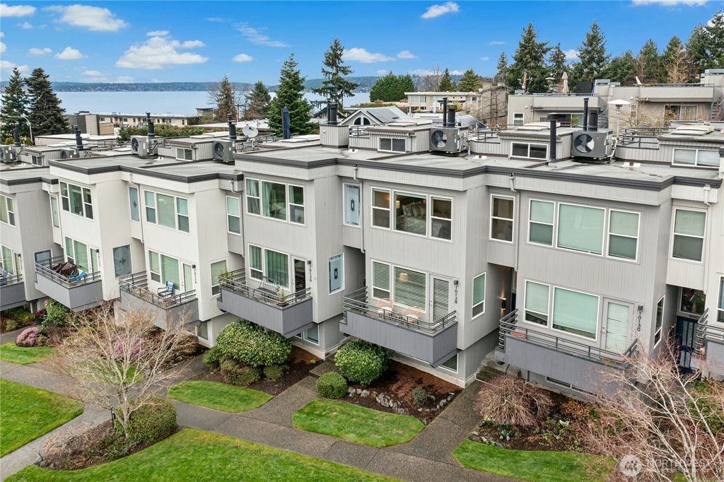 Photo of 10128 NE 63rd Street, Kirkland, WA 98033 (MLS # 2527949)