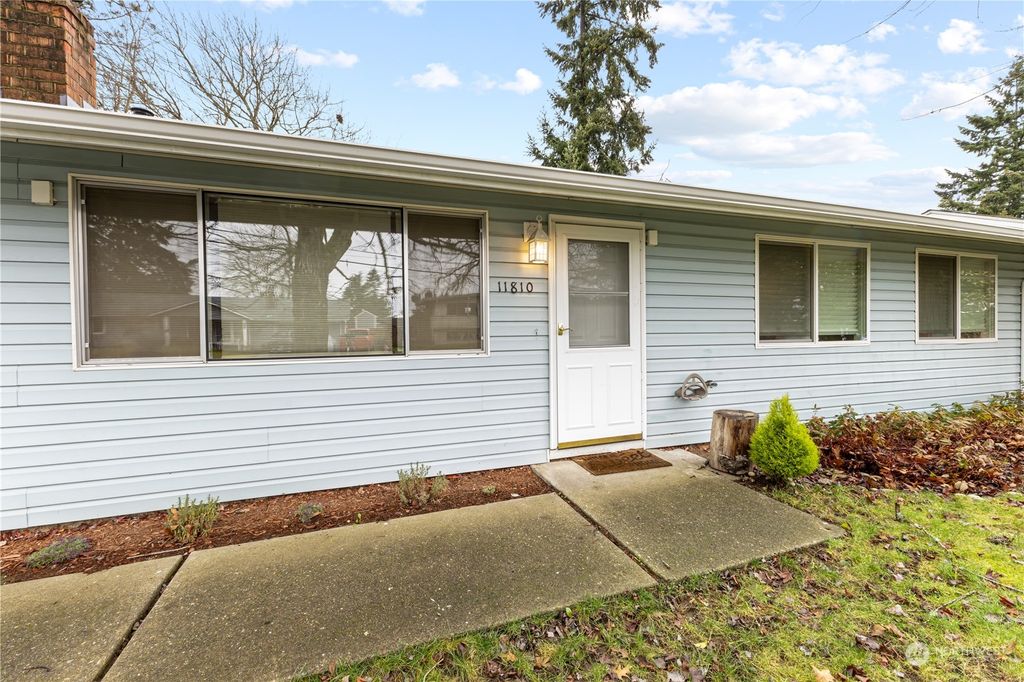 Photo of 11810 SE 165th St St, Renton, WA 98058 (MLS # 2320854)